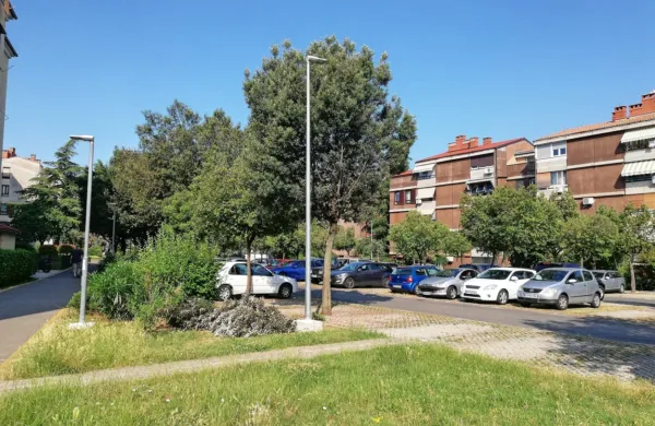 Parkirišče v Livadah doslej ni imelo lastne javne razsvetljave, 
osvetljevale   so ga svetilke v bližnjih ulicah. Ko so zamenjali stare 
sijalke, da bi zmanjšali svetlobno onesnaževanje, se je znašlo v 
temi. 
