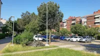 Parkirišče v Livadah doslej ni imelo lastne javne razsvetljave, 
osvetljevale   so ga svetilke v bližnjih ulicah. Ko so zamenjali stare 
sijalke, da bi zmanjšali svetlobno onesnaževanje, se je znašlo v 
temi. 