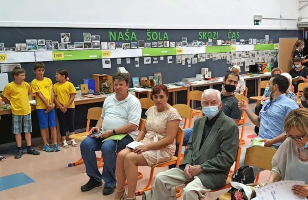 Osrednje slovesnosti se je udeležil prvi ravnatelj v novi šoli Janez 
Likavec (sedi med županjo in ravnateljico).  