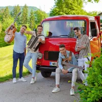 Polkaholiki so avtorji nosilne skladbe.