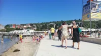 V občini želijo preprečiti, da bi se javne plaže spremenile v 
prizorišča nočnih zabav, po katerih ostanejo samo neželene 
smeti. 