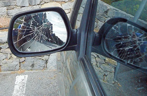 Z že znano goljufijo z razbitim ogledalom sta skušala Italijana v 
nedeljo naplahtati tri voznike.