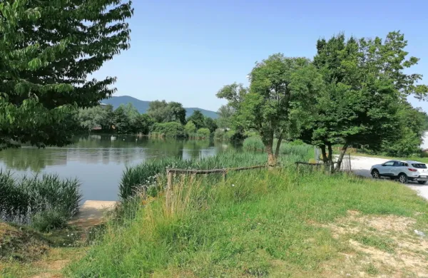 Priljubljeno zbirališče ob umetnem jezeru naj bi v prihodnjih letih 
temeljito uredili.