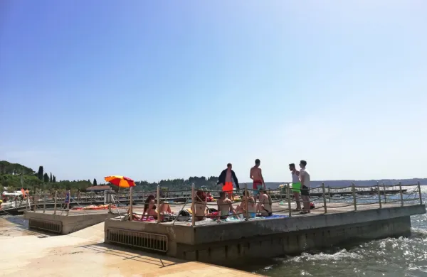 Druženja na portoroških pomolih bodo lahko tudi poslej dopolnjena z alkoholnimi pijačami. 