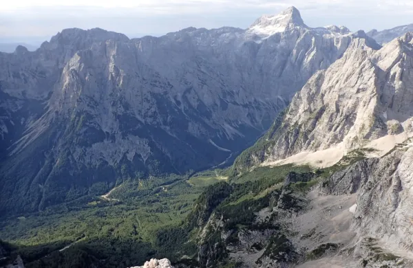 Julijske alpe so dobile dobile 290-kilometrov dolgo kolesarsko 
krožno pot Juliana Bike. Na fotografiji dolina Vrata, nad njo 
Rjavina, Cmir, Vrbanove špice in Triglav.