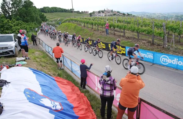 Kolesarjenje med trtami je ustvarilo spektakularno televizijsko sliko ... ampak kje naj bi kolesarili 
domačini?