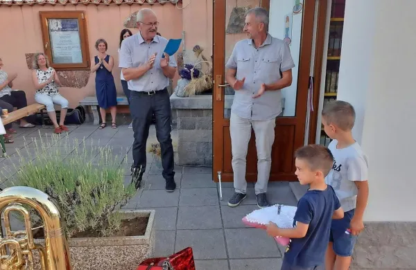 Čitalnico v Ivanjem gradu so odprli predsednik vaške skupnosti 
Stojan Tavčar, župan Erik Modic ter domači podmladek, Maj in Val  
Tavčar.  