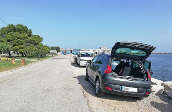 Izolski občinski redarji kaznujejo  voznike, ki se ustavijo ob  cesti, ki 
vodi  do nekdanje  ladjedelnice, čeprav tam  nikogar ne motijo.       
