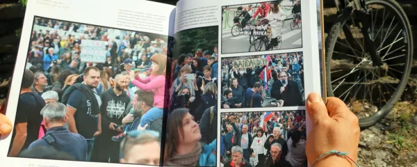  Tone Stojko proteste zadnje desetletje beleži na barvnih fotografijah, seveda tudi sedanje  petkove. 