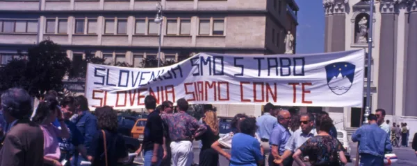 30. junija 1991 so v Gorici pri Rdeči hiši začeli manifestacijo v 
podporo Sloveniji, ki so jo sklenili na Travniku (na fotografiji). 