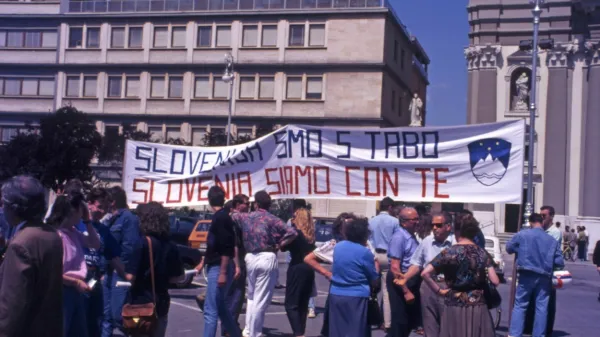 30. junija 1991 so v Gorici pri Rdeči hiši začeli manifestacijo v 
podporo Sloveniji, ki so jo sklenili na Travniku (na fotografiji). 