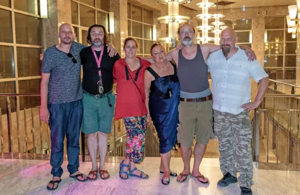 Ustvarjalna ekipa predstave Čakam (z leve): Aleksander Blažica 
(scenograf), igralec Gorazd Jakomini, režiserka Renata Vidič, Maja 
Jerman Bratec ( direktorica SNG Nova Gorica), igralec Blaž Valič  in  
Stojan Nemec (oblikovalec zvoka).