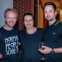 Med igralskimi kolegi sta si  premiero ogledala še igralec Rok Matek 
(levo) iz Gledališča Koper in “hišni” igralec Andrej Zalesjak. Med 
njima  asistentka tehničnega vodje SNG Nova Gorica, Mojca Valič.