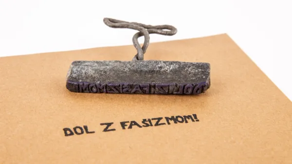 Svinčeni žig Mirka Brezavščka z napisom “Dol s Fašizmom!” 