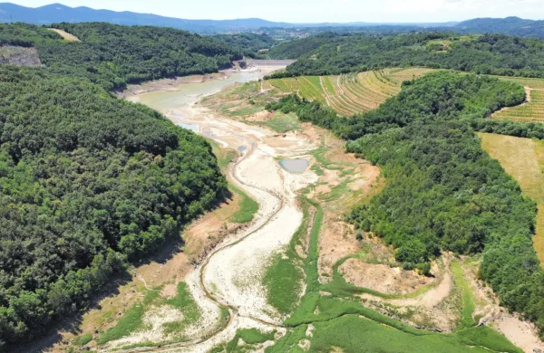 Dela na pregradi ponujajo redek pogled na dolino, kakršna je bila, 
preden je nastal zadrževalnik na potoku Vogršček. 