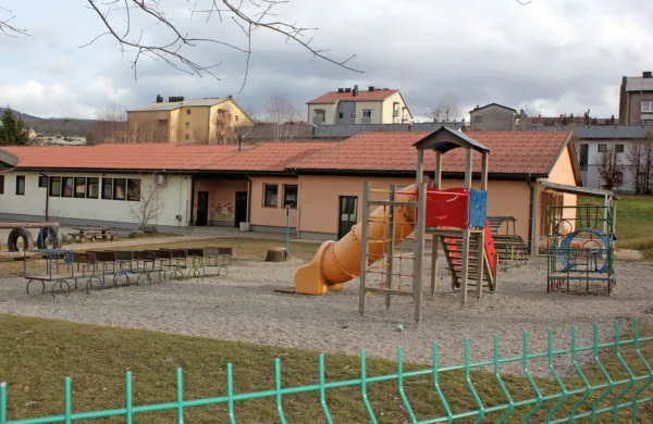 Enoti Vrtca Postojna kljub prisotnosti legionele ostajata odprti, a  ob vrsti zaščitnih  ukrepov.