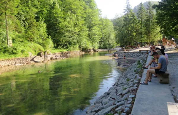 Po uvodnem julijskem vikendu brez avtomobila, bo za  parkiranje 
ob kopališču Lajšt potrebno odšteti tri evre na uro.