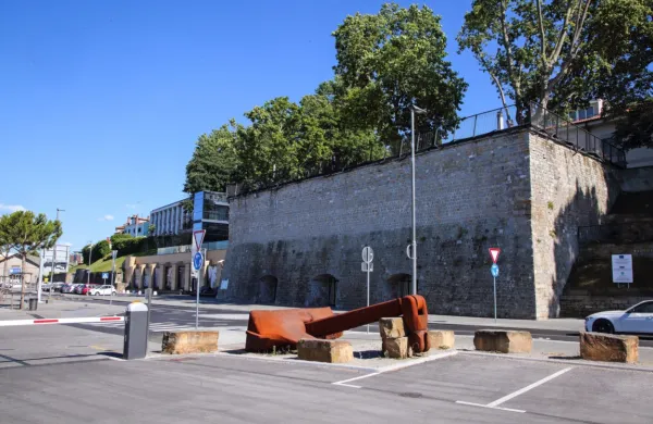 Mestno obzidje ob Bastionu  je povezano z razglediščem in je dolgo 
približno  177 metrov, grajeno pa je v peščenjaku. 