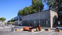 Mestno obzidje ob Bastionu  je povezano z razglediščem in je dolgo 
približno  177 metrov, grajeno pa je v peščenjaku. 