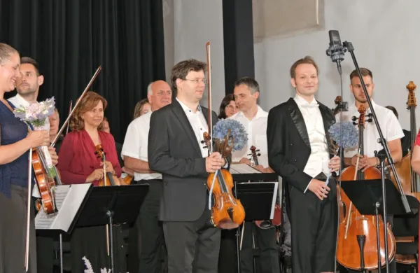  Obalni komorni orkester je navdušil pod taktirko maestra Slavena Kulenovića, kot solist je nastopil odličen  violinist  Žiga Brank.