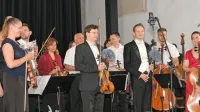  Obalni komorni orkester je navdušil pod taktirko maestra Slavena Kulenovića, kot solist je nastopil odličen  violinist  Žiga Brank.