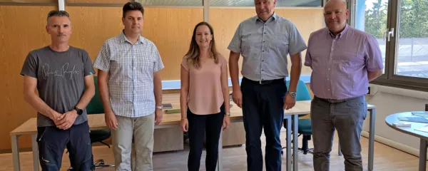 Novo koprsko pisarno oddelka za varstvo rastlin so otvorili (z leve) 
Matjaž Jančar, dr. Marko Devetak in Sara Hoblaj, ki bodo v njej 
delovali, ter direktor KGZ Nova Gorica Branimir Radikon in dr. Ivan 
Žežlina, vodja oddelka za varstvo rastlin.   