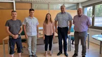 Novo koprsko pisarno oddelka za varstvo rastlin so otvorili (z leve) 
Matjaž Jančar, dr. Marko Devetak in Sara Hoblaj, ki bodo v njej 
delovali, ter direktor KGZ Nova Gorica Branimir Radikon in dr. Ivan 
Žežlina, vodja oddelka za varstvo rastlin.   