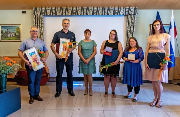 Letošnji nagrajenci Občine Divača z županjo na  slavnostni seji.