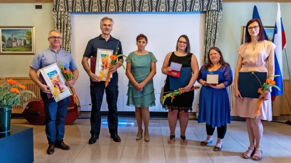 Letošnji nagrajenci Občine Divača z županjo na  slavnostni seji.