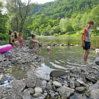Letos so na taboru za otroke pripravili namenske delavnice, a 
najlepše je bilo v bazenčkih v Idrijci.