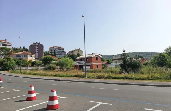 Pasje igrišče v Luciji, ki je delovalo od leta 2011, bo postalo  parkirišče. 