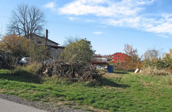 Med predlogi sanacijskega načrta Okolja Piran je prodaja zemljišča na Košti v Sečovljah  (na fotografiji), kar bi prineslo 550.000 evrov,  
in nekdanje upravne  stavbe na Fornačah, ki so jo nazadnje prodajali za dva milijona evrov.