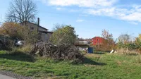 Med predlogi sanacijskega načrta Okolja Piran je prodaja zemljišča na Košti v Sečovljah  (na fotografiji), kar bi prineslo 550.000 evrov,  
in nekdanje upravne  stavbe na Fornačah, ki so jo nazadnje prodajali za dva milijona evrov.