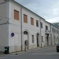 Med predlogi sanacijskega načrta Okolja Piran je prodaja zemljišča na Košti v Sečovljah  nekdanje upravne in stavbe na Fornačah 
(na fotografiji). 
