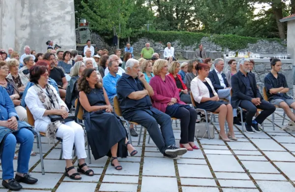 Borisa Cavazzo so na borjaču Muzeja slovenskih filmskih igralcev obdali tudi svojci in kolegi.  