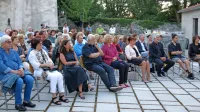 Borisa Cavazzo so na borjaču Muzeja slovenskih filmskih igralcev obdali tudi svojci in kolegi.  