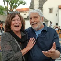 Boris Cavazza se je na dvorišču Škrateljnove domačije razveselil 
prihoda Marijane Brecelj, igralske kolegice in nekdanje sodelavke 
v ljubljanski Drami.  