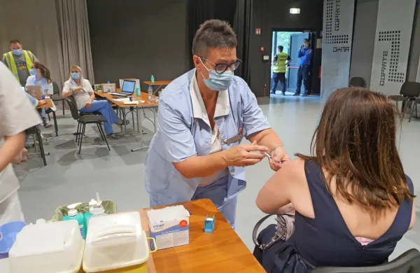 Da bi pred novim valom epidemije zaščitili čim več ljudi, potekajo množična cepljenja, kakršno je bilo sredi junija v Sežani,  in  cepljenje 
z mobilnimi  enotami v odročnejših krajih.     