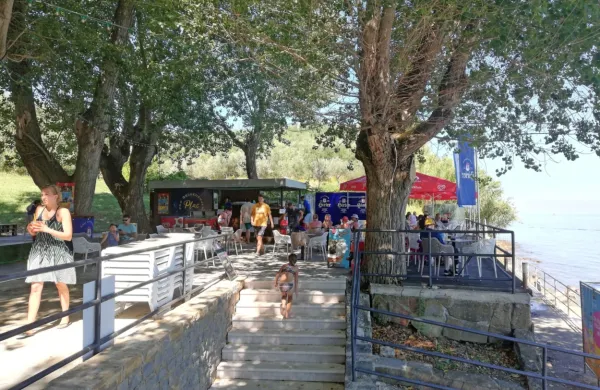 Plac pod Belvederjem je čez dan dobro obiskan, z glasbenim 
programom bo najbrž tudi zvečer.