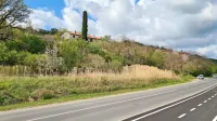 Nepozidano stavbno zemljišče ob Dolinski cesti v Olmu (levo) je na občinski dražbi  kupil izolski 
podjetnik Aco Kabanica.