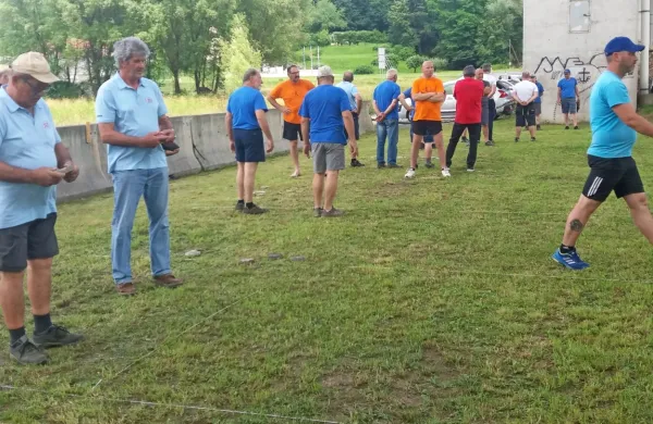 Te dni je spet živahno na igriščih ŠD Škulja pod viaduktom na 
Vogrskem.