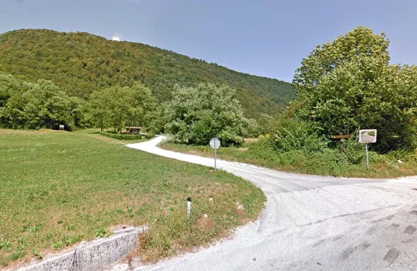 Na makadamskem parkirišču v bližini Mosta na Soči so se v soboto 
zvečer sprli trije moški iz okolice.