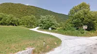Na makadamskem parkirišču v bližini Mosta na Soči so se v soboto 
zvečer sprli trije moški iz okolice.