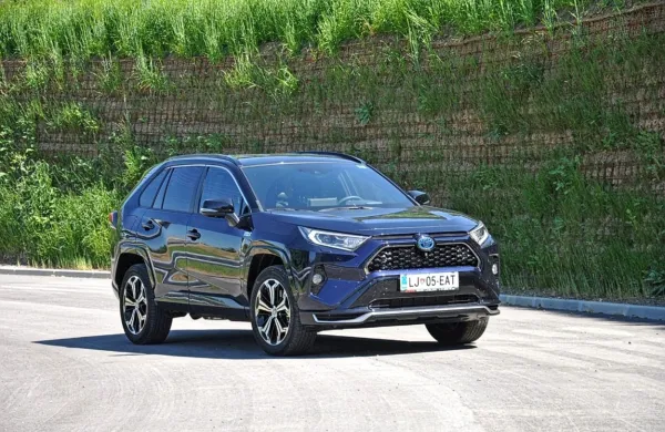 Toyotin RAV4 plug-in je pri okoli 70 odstotkih mestne vožnje porabil okoli 5,5 litra na sto prevoženih 
kilometrov.