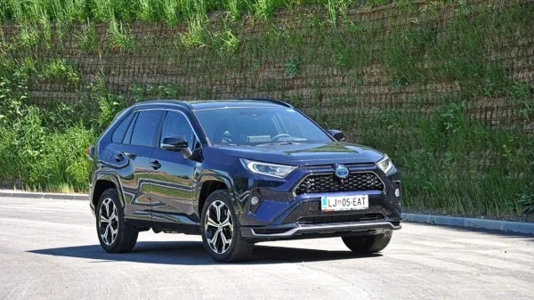 Toyotin RAV4 plug-in je pri okoli 70 odstotkih mestne vožnje porabil okoli 5,5 litra na sto prevoženih 
kilometrov.