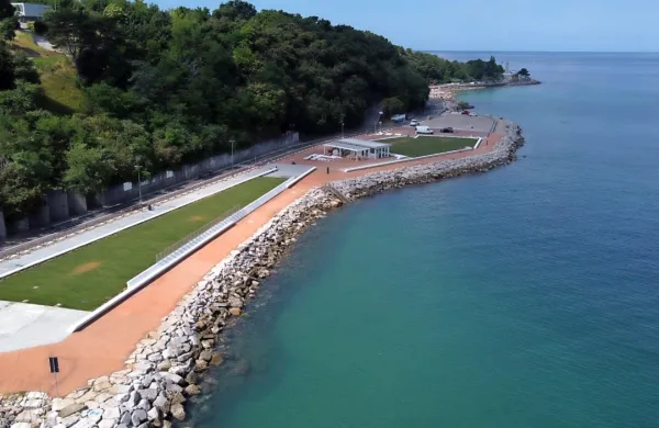

Pogled na prenovljeni nasip Acquario in kolesarsko stezo ob 
obali.