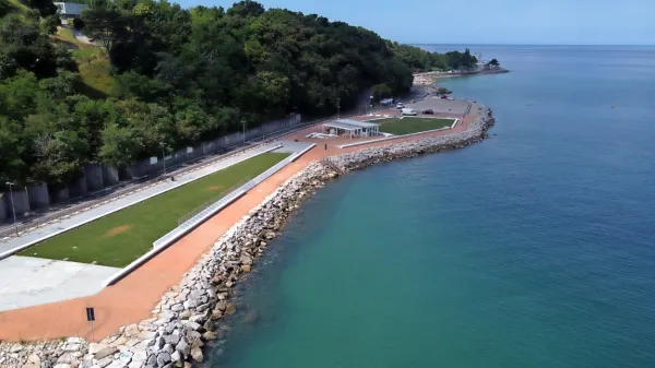 

Pogled na prenovljeni nasip Acquario in kolesarsko stezo ob 
obali.