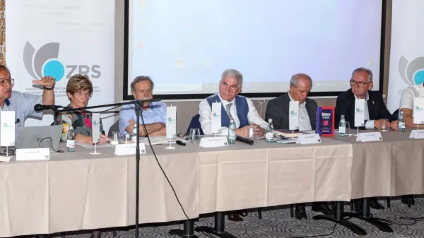 Na okrogli mizi v organizaciji ZRS Koper so  o nujnosti zakonov o univerzah in o raziskovalnih inštitucijah razpravljali (z leve): dr. Rado Bohinc, dr. Lucija Čok, dr. Stane Pejovnik, dr. Ludvik Toplak, dr. Ivan 
Svetlik, dr. Danilo Zavrtanik in dr. Gregor Anderluh.    