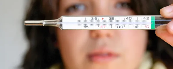 Najpogostejši vzrok za bolniško odsotnost pri moških so poškodbe, pri ženskah pa bolezni mišičnoskeletnega sistema in vezivnega 
tkiva.