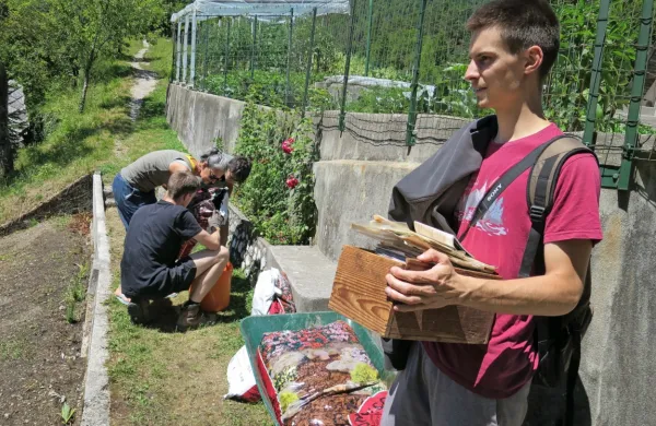 Matevž Šlabnik, vodja obnove,  z  enoto mladih, vabi na obisk v hišo nocoj med 18. in 20. uro.